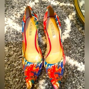 Guess multicolored flower pumps
